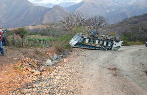 21 heridos en volcamiento de bus en Sozoranga
