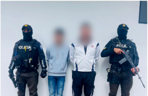 Policía aprehende a dos ciudadanos con arma de fuego y droga en Loja