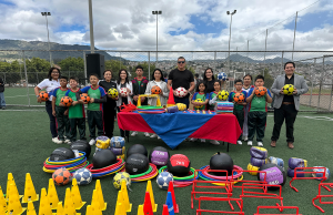 Entregaron kits deportivos a estudiantes en la Unidad Educativa Bernardo Valdivieso
