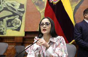 Viviana Veloz deja la coordinación de la bancada de la Revolución Ciudadana; Juan Andrés González asume el cargo
