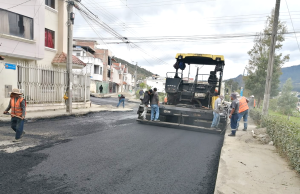 Se coloca asfalto en las calles del barrio El Rosal