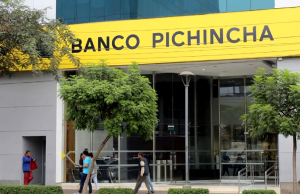 Presidente Daniel Noboa invita a la banca a pagar el décimo tercer sueldo el 14 de noviembre