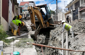 Cambian red de alcantarillado en una calle de Miraflores Alto