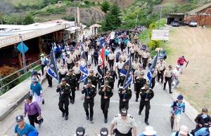 Policía custodia a la Virgen del Cisne hasta llegar a su Santuario