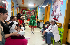 Niños del Aula Hospitalaria del IESS Loja celebran una Navidad llena de esperanza y aprendizaje