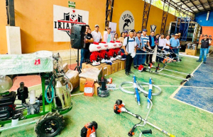 Productores de Loja reciben equipos, títulos de tierra e indemnizaciones