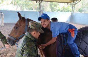 45 usuarios del Centro Diurno de Desarrollo Integral para Personas con Discapacidad en Loja reciben hipoterapia y caninoterapia