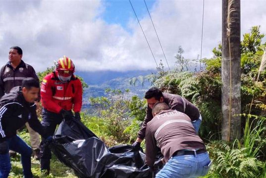 Hallan dos cuerpos con signos de violencia en la vía antigua Loja–Catamayo
